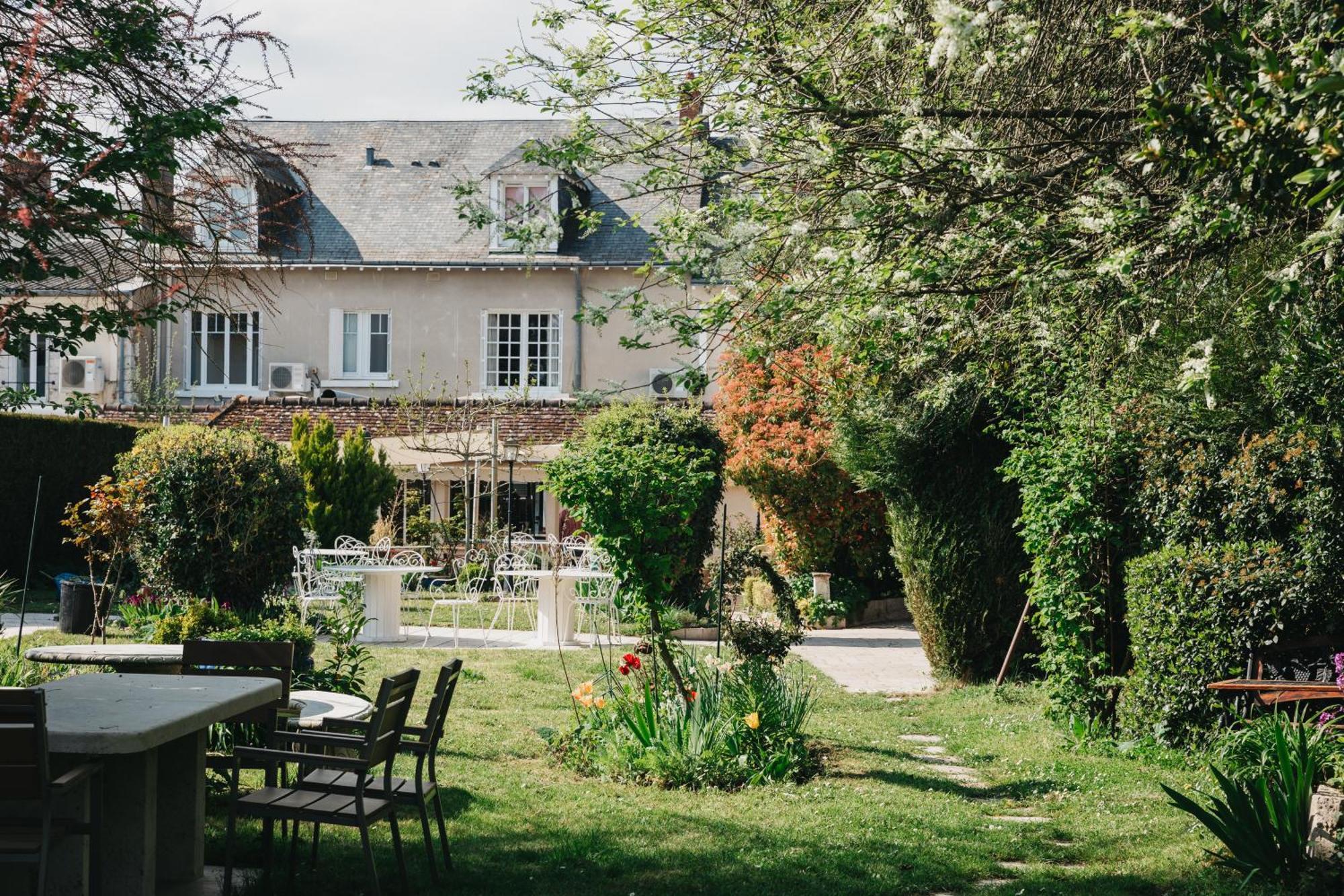 Hotel Logis Auberge Du Centre à Chitenay Extérieur photo