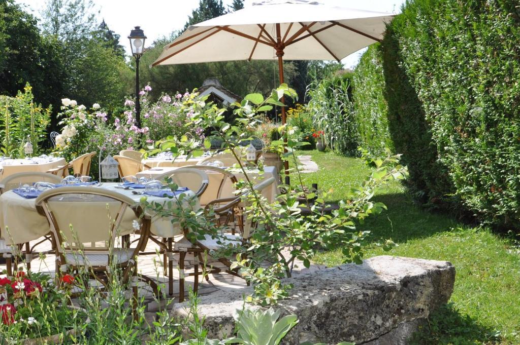 Hotel Logis Auberge Du Centre à Chitenay Extérieur photo